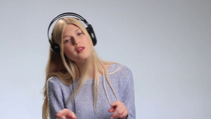 年轻女人戴着耳机听音乐20秒视频