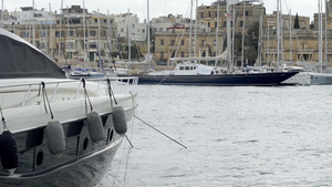 游艇停泊在马耳他的曼诺尔岛码头30秒视频