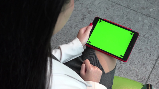 女性经理使用iPad绿幕素材视频视频