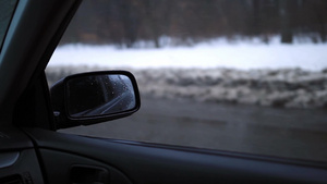 冬季在高速公路上行驶时汽车侧面后视镜的特写13秒视频