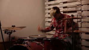 年轻兴奋的嬉皮士在工作室演奏他的鼓套8秒视频