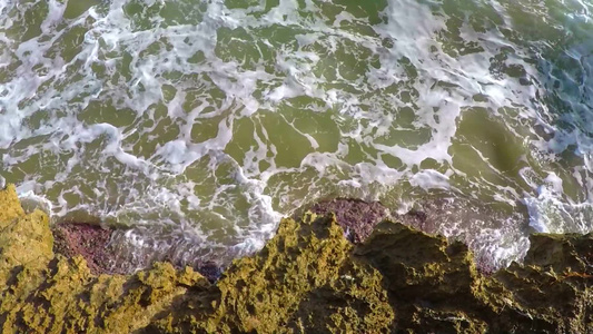 西班牙帕拉莫斯小镇海岸上的巨浪视频