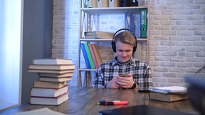 学生用手机听音乐和上网浏览9秒视频