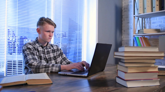 使用笔记本电脑在图书馆学习的年轻人视频