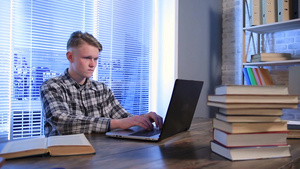 使用笔记本电脑在图书馆学习的年轻人12秒视频