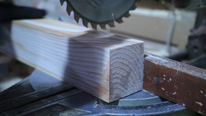 工匠测量正确大小的木板后切割木材8秒视频