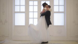 在婚礼上新郎拥抱和旋转新娘12秒视频