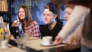 年轻的朋友们在咖啡馆聊天11秒视频