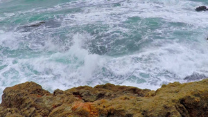 西班牙海岸上的巨浪帕拉莫斯小镇25秒视频
