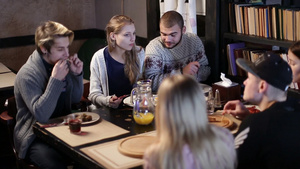 一群年轻人在咖啡馆一边吃饭一边聊天22秒视频