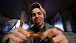 时髦的人在餐馆吃美味的烤鸡翅23秒视频