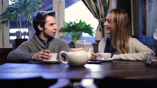 咖啡馆约会喝咖啡的年轻男女视频