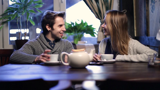 年轻男女咖啡馆里喝咖啡交谈视频