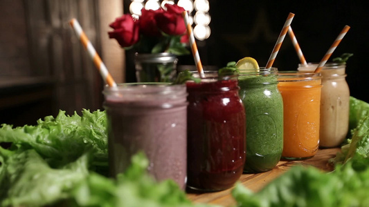 各种新鲜混合蔬菜和水果冰沙放置在厨房托盘里特写视频