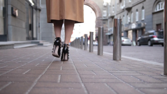 女性美丽的腿在人行道上行走[女同胞]视频