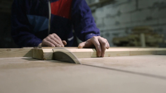 用台锯切割木板的特写过程视频
