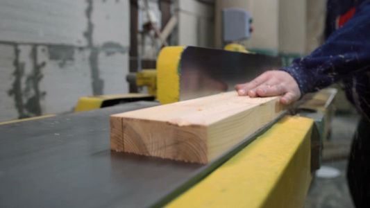 经验木工使用电动切切割木板视频