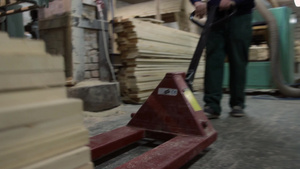 在堆叠的木板车间木工在推装有木板的叉车25秒视频