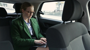 坐在车后座上职业女性在用电脑打字20秒视频