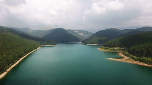 夏季罗马尼亚森林和山脉湖泊的全景空中自然景观58秒视频