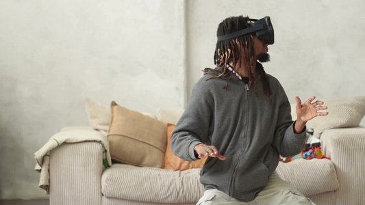 体验游戏与虚拟现实护目镜的男人视频