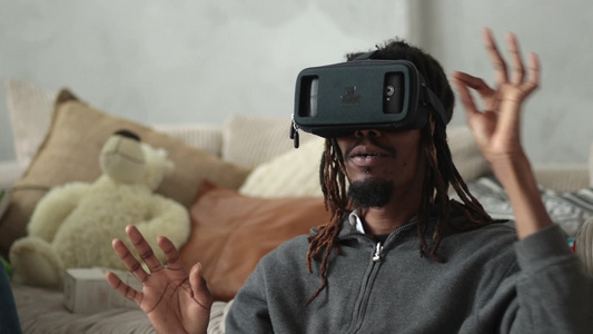 戴VR耳机眼镜的男性视频