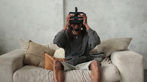 非裔美国人戴上虚拟现实眼镜 35秒视频