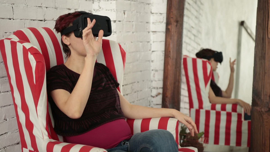 女人在体验虚拟现实视频