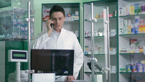 药剂师站在电脑前通电话19秒视频