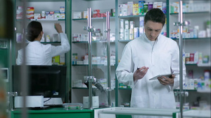 药店里两个药剂师在检查药品19秒视频