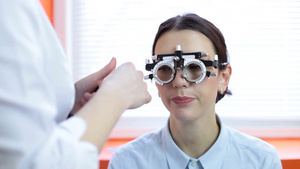 特写女性验光师医生在眼科诊所检查女性患者的视力8秒视频