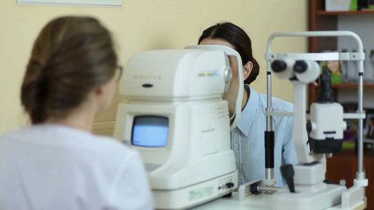 眼科医生用仪器给人测试眼睛视频