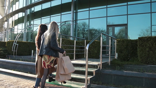年轻女人带着购物袋去商店购物视频