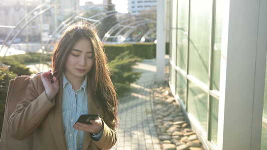 女人使用智能手机发短信视频