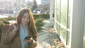 女人使用智能手机发短信18秒视频