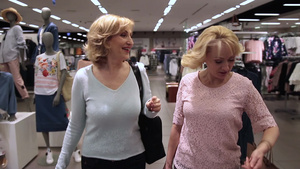 中老年女性朋友商店超市散步逛街聊天17秒视频