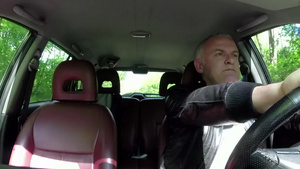 开车受到惊吓的男人16秒视频