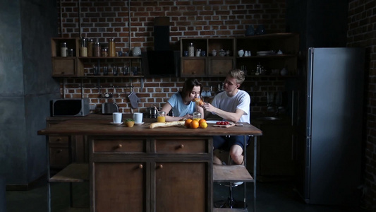 一对相爱的夫妇在厨房一起吃早餐视频