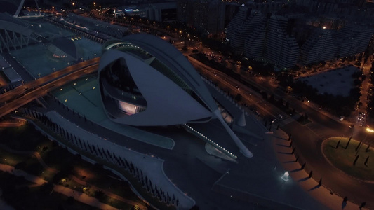 西班牙巴伦西亚夜间艺术和科学城的空中拍摄视频