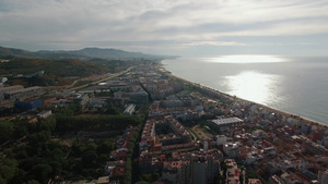 巴塞罗那稠密的房屋建筑和海岸空中景色38秒视频