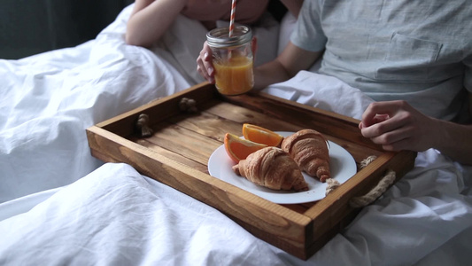 情侣享用浪漫的早餐[浓情蜜意]视频