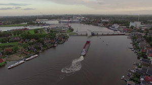 一艘船在荷兰乡的叶桥上航行的航拍59秒视频