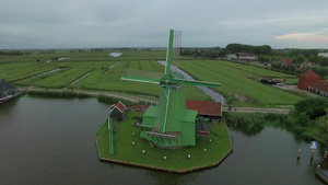 荷兰的村庄俯瞰古老的风车50秒视频