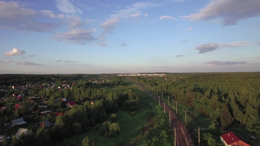 俄罗斯货运火车穿过村庄全景图视频