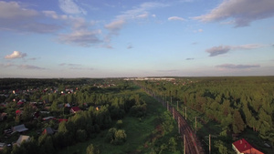 俄罗斯货运火车穿过村庄全景图50秒视频