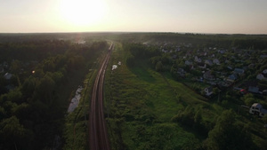 货物列车通过绿色村庄33秒视频