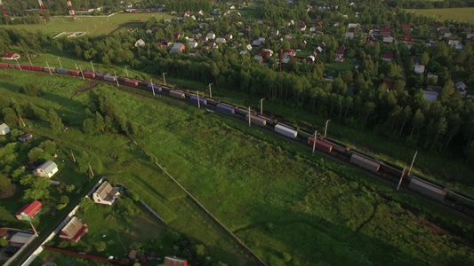 俄罗斯乡村和铁路交通的鸟瞰图视频