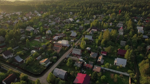 俄罗斯绿色森林中的村庄景观13秒视频