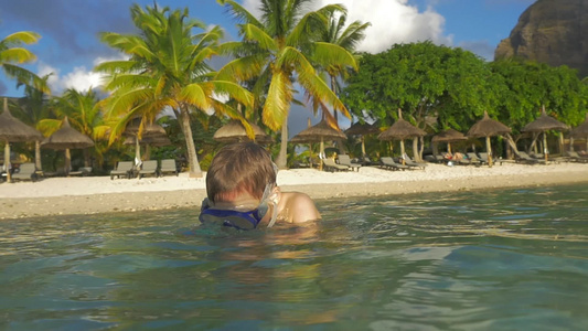 儿小男孩在浮潜潜水和水下拍摄[跳岛]视频