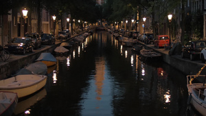 欧洲荷兰阿姆斯特丹晚间教堂和运河景观26秒视频